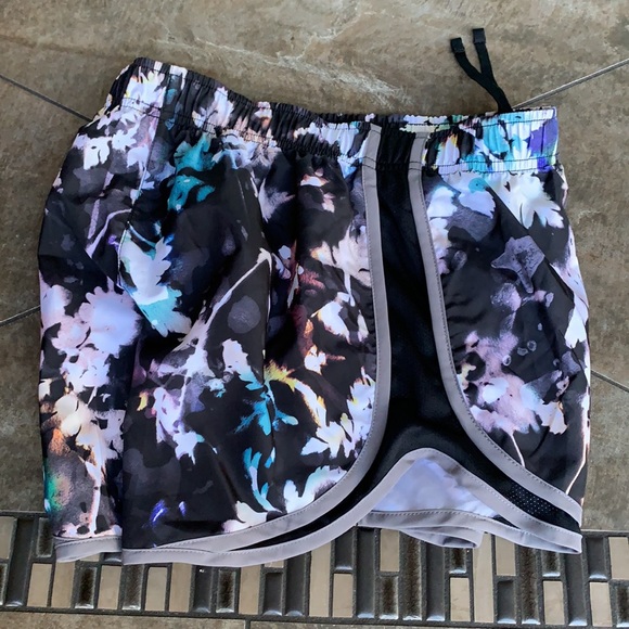 NIKE WOMENS RUNNING SHORTS - Picture 12 of 15